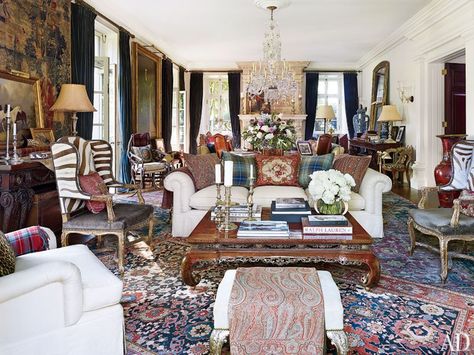 Ralph Lauren Home fabrics cover the sofa and pillows in the blue-and-white poolhouse at the designer's Bedford, New York, estate Ralph Lauren Living Room, Ralph Lauren House, Ralph Lauren Interiors, New York Homes, Traditional Living, Traditional Living Room, Design Del Prodotto, Madison Avenue, Celebrity Houses