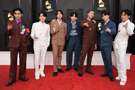 [PHOTOS] 220404 BTS on the red carpet at the 64th Annual #GRAMMYs 2022 #BTS #방탄소년단 Entertainment Tonight, Bts "on", Bts Group, The Hollywood Reporter, Bts Members, Celebrity Look, Bts Twt, Grammy Awards, Foto Bts