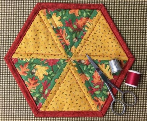 Easy Hexagon Mug Rug and More - Quilting Digest Mug Rugs Patterns, Mug Rugs Patterns Free, Mug Rug Tutorial, Hexagon Patchwork, Mug Rug Patterns, Rug Patterns, Quilted Potholders, Quilted Table Runners, Mini Quilts