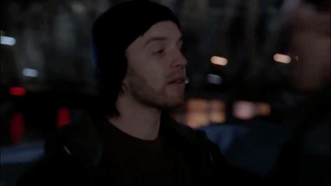 Ian And Mickey Gif, Gallavich Gif, Gallavich Kiss, Cameron Monaghan Gotham, Shameless Mickey, Shameless Series, Rainy Day Movies, Shameless Mickey And Ian, Shameless Tv Show