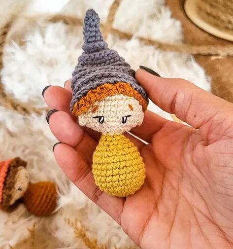 Natal Gnomo Amigurumi Receita Passo a Passo Gratis | Croche Uma Arte Crochet Blanket Chart, Crochet Gnomes Pattern Free, Knit Stitch Patterns Free, Gnome Amigurumi, Christmas Amigurumi, Crochet Gnome, Crochet Santa, Crochet Amigurumi Free, Free Amigurumi Patterns