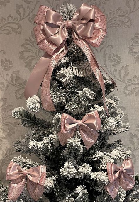 pink christmas vibes. Tree Top Bow, Western Christmas Decorations, Christmas Tree Roses, Shabby Chic Christmas Decorations, Nutcracker Christmas Tree, Rose Gold Christmas Tree, Bow Christmas Tree, Tree Bows, Christmas Tree Inspo