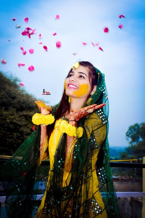 Haldi Girl, Haldi Stills, Haldi Video, Haldi Pic, Mehndi Poses, Haldi Pose, Funny Wedding Poses, Haldi Shoot, Mangala Snanam