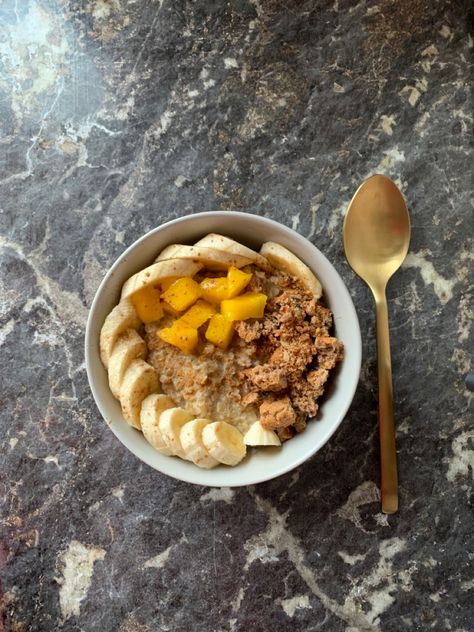 Овсянка с бананом, манго, печенькой и корицей Oatmeal With Mango, Mango Cookie, Oatmeal With Banana, Mango Oatmeal, Oatmeal Bowls, Banana Oats, Banana Oatmeal, Warm Food, Oat Milk