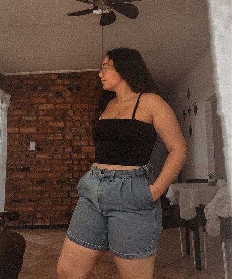 #Summer #vintage #aesthetic #midsize #jeanshorts Curvy Jean Shorts Outfit, Midsize Style Summer, Midsize Girl Outfits Summer, Shorts Outfits Midsize, Corpo Midsize, Midsize Shorts Outfit, Summer Fits Midsize, Short Chubby Girl Outfits, Midsize Shorts