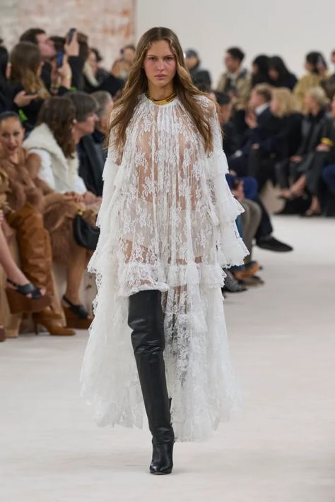 Chemena Kamali's Debut Collection Shows She Understands the Chloé Woman - Fashionista Chemena Kamali, Chloe Dress, Bohemian Chic Fashion, Boho Chic Outfits, Fall Winter 2024, Dresses To Wear, Modieuze Outfits, Fashion People, Lace Fashion