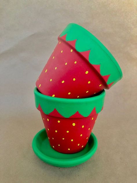 Creative Home Kids Painted Terracotta Pots, Strawberry Plant Pot Painted, Red Pot Painting Ideas, Strawberry Terracotta Planter, Diy Strawberry Pot, Mini Planter Ideas, Pot Plant Designs Diy Painting, Painted Garden Pots Ideas, Tip Jar Painting Ideas