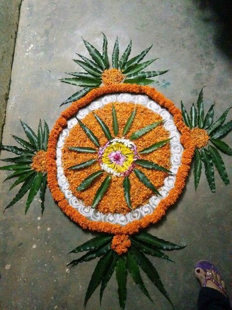 Pookolam Design, Flower Design Rangoli, Flower Petal Art, Diwali Design, Design Rangoli, Rangoli Simple, Simple Flower Design, Rangoli Designs Latest, Flower Arrangement Designs