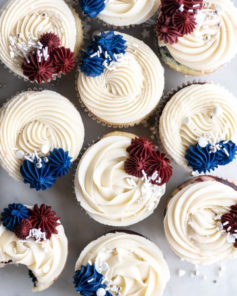 red white and blue cupcakes with vanilla buttercream Blue And Red Cupcakes, 4th Of July Bakery Ideas, 4th Of July Cupcakes Ideas, 4th Of July Cake Decorating, 4th Of July Cupcake Ideas, July 4th Cupcakes, 4th Of July Cupcakes, Bakers Delight, Patriotic Cupcakes