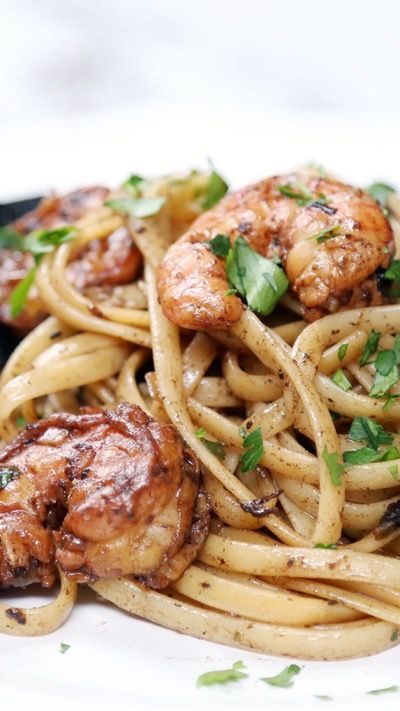 Once you try this savory black garlic on crusty bread and seafood pasta, you won't be able to go back to the ordinary stuff. Garlic Shrimp Scampi, Shrimp Scampi Recipe, Scampi Recipe, Diner Recept, Salmon And Asparagus, Black Garlic, Garlic Pasta, Shrimp Scampi, Garlic Recipes