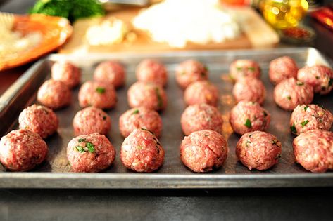 Meatballs by Ree Drummond / The Pioneer Woman - these meatballs are just like the way my mom used to make them, and they are so good! Making Meatballs, Italian Meatball Soup, Ree Drummond Recipes, Beef Entrees, Italian Meals, Italian Meatball, Spaghetti Meatballs, Pioneer Woman Ree Drummond, Best Meatballs