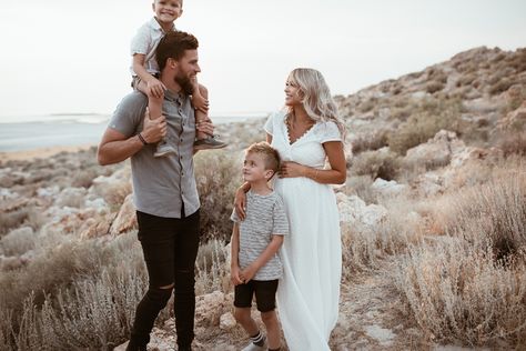 Maternity In White - Cara Loren All White Family Photoshoot, Cara Loren Maternity, Pregnancy Inspiration, Spring Maternity Photos, Outfit Recommendations, Family Photo Outfits Winter, Family Maternity Pictures, Summer Family Pictures, Cara Loren