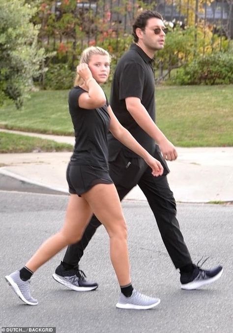 Sofia Richie Workout Clothes, Sofia Richie Body Transformation, Sofia Richie Workout, Sofia Richie Outfits, Outfit For A Walk, Sporty Chic Outfits, Sequin Dresses, Sofia Richie, 2024 Style