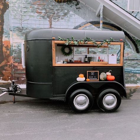 Mobile Bar Trailer Interior Design, Beverage Trailer, Bar Trailer, Trailer Bar, Coffee Food Truck, Mobile Bartending, Bar On Wheels, Pizza Food Truck, Bar Mobile