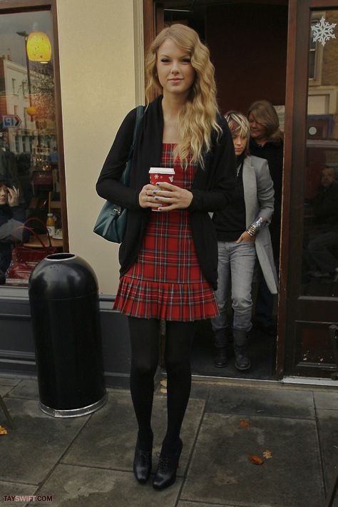 Taylor Swift Coffee, Taylor Swift Christmas, Taylor Swift Street Style, Gingerbread Latte, Taylor Swift Web, Sir Paul, Power Pop, Swift Photo, Blonde Woman