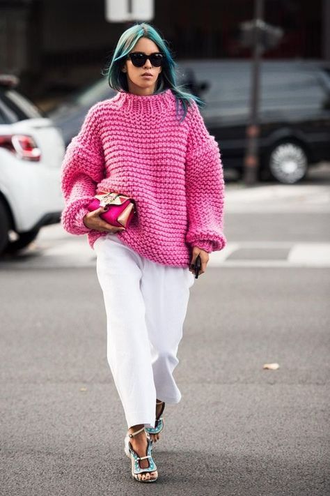 Wednesday´s inspo : sweaters Pull Grosse Maille, Pull Mohair, Ținută Casual, Street Style Inspiration, Chunky Sweater, Knit Fashion, Street Chic, White Pants, Knitting Inspiration