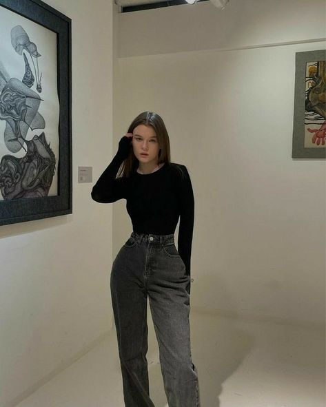 Gray Mom Jeans, Fall Winter Makeup, College Outfits Korean, Comfy Minimalist, Formal Streetwear, Grunge Tops, Casual College Outfits, Winter Makeup, Skirt Shorts