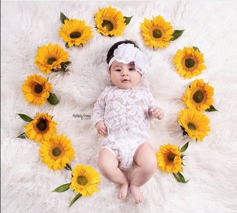 26 Adorable Newborn Photoshoot Ideas Photoshoot Ideas Baby, Newborn Photoshoot Ideas, Baby Fashion Girl Newborn, Baby Milestones Pictures, Monthly Baby Pictures, Monthly Pictures, Baby Milestone Photos, Monthly Baby Photos