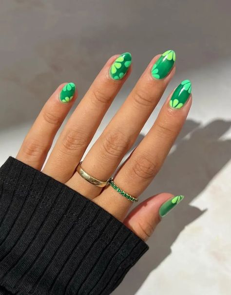 Get your fingertips ready for St. Patrick’s Day with these simple and fun green nail designs! Discover 30 classy nail art ideas that are anything but cheesy – just like these short shamrock nails! St Patricks Nail Designs, Shamrock Nails, Saint Patrick Nail, St Patrick's Day Nails, Classy Nail Art Ideas, Classy Nail Art, Simple Spring Nails, St Patricks Day Nails, Green Nail Art