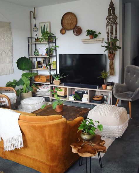 🌿Happy Thursday🌿I usually don't share this side of the living room so I did not think to organize the tv console before taking this picture… Bedrooms Pink, Armchairs Living Room Modern, Andy Cohen, Eclectic Bedroom, Mid Century Modern Living Room, Eclectic Living Room, Trendy Living Rooms, Room Remodel, Living Room Tv Wall