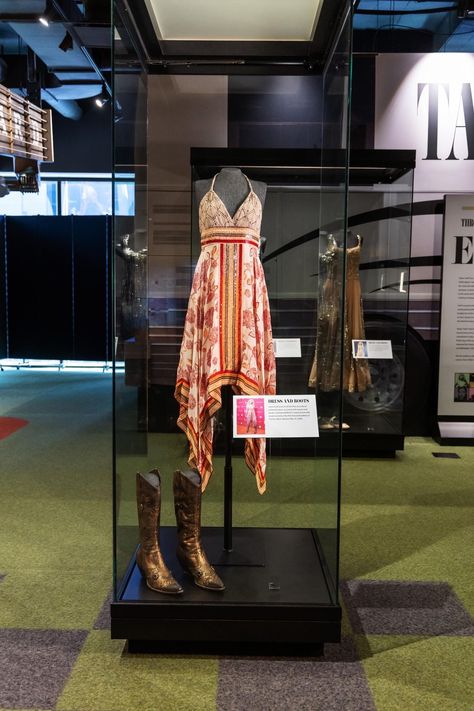 The Country Music Hall of Fame is debuting an exclusive “𝘛𝘩𝘳𝘰𝘶𝘨𝘩 𝘛𝘢𝘺𝘭𝘰𝘳 𝘚𝘸𝘪𝘧𝘵’𝘴 𝘌𝘳𝘢𝘴” exhibit in Nashville! The exhibit features 10 outfits from the artist's fashion, each representing an era of her career. Hall Of Fame Taylor Swift, Taylor Swift Time 100 Gala, Taylor Swift Grammy Museum, Roberto Cavalli Taylor Swift, Taylor Swift Vma After Party 2022, Country Music Hall Of Fame, Artist Style, Hall Of Fame, Nashville