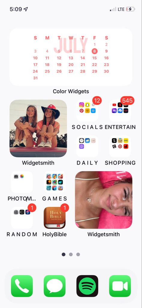 Iphone Backrounds Ideas, Cute Lock Screen Aesthetic, How To Style Iphone Home Screen, Cute Home Screen Ideas Iphone, Athstetic Home Screen Layout, Athletic Homescreen, Ios 16 Phone Layout Aesthetic, Cute Ways To Organize Your Phone Apps With Widgets, Home Scream Ideas