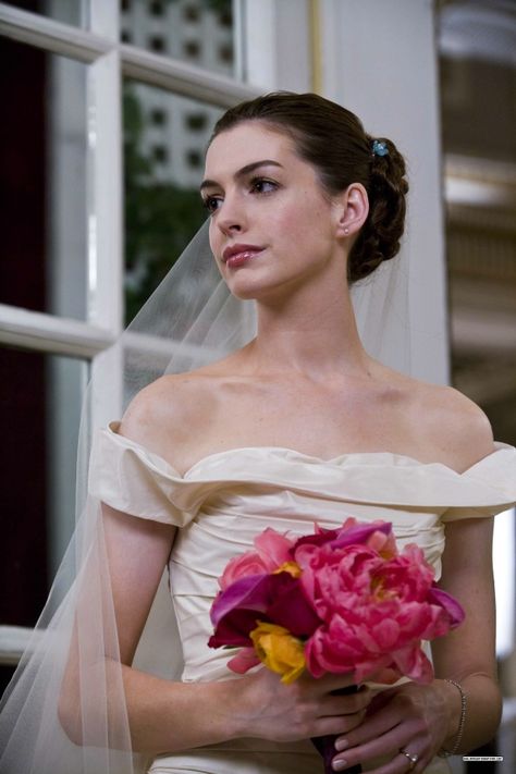 Anne Hathaway Wedding, Anne Hattaway, Anne Hathaway Style, Bride Wars, Female Actresses, Anne Hathaway, Here Comes The Bride, Catwoman, American Actress