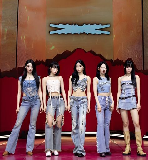 Powerful Girl, Korean Outfits Kpop, Aesthetic Grunge Outfit, Kpop Fashion Outfits, Performance Outfit, Kpop Outfits, Stage Outfits, Korean Outfits, Kpop Fashion