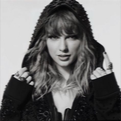 Taylor Swfit, Reputation Era, Estilo Taylor Swift, Gray Aesthetic, Taylor Swift Album, Taylor Swift Wallpaper, Live Taylor, Taylor Swift 13, Taylor Swift Pictures