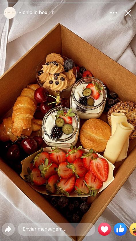 Brunch Box Breakfast Ideas, Brunch Boxes To Go, Breakfast Box Ideas Gift, Breakfast Boxes, Breakfast Gift Basket, Fitness Breakfast, Breakfast Picnic, Breakfast Basket, Food Set Up