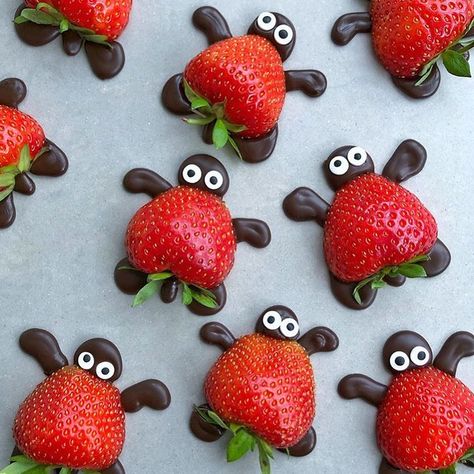 Kid Smart Food on Instagram: “These strawberry turtles by @foodbites look gorgeous!  . . . . . #healthyeating #fruits #vegetables #healthy #kids #foodskidslove #food…” Fruit For Kids, Fruit Animals, Decorações Com Comidas, Food Art For Kids, Amazing Food Decoration, Fruits For Kids, Art Fruit, Easy Food Art, Eat The Rainbow