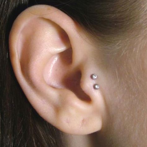 So cute! If my tragus piercing didn't hurt so bad the first time, I would totally do this to my other one. Percing Tragus, Double Tragus Piercing, Ears Piercing, Double Tragus, Double Tongue Piercing, Surface Piercing, Cartilage Ear Cuff, Double Cartilage Piercing, Ear Piercings Tragus