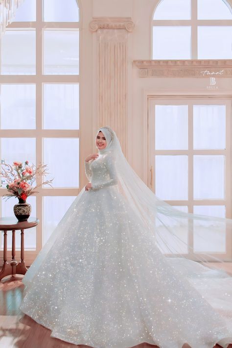 Baju Pengantin Muslimah Wedding, Gaun Nikah Muslimah Wedding Dresses, Royal Wedding Dress Aesthetic, Arabic Wedding Dress Muslim, Arabic Bride Dress, Wedding Outfits With Hijab, Wedding Dresses Arab, Wedding Gown Hijab, Outfits With Hijab