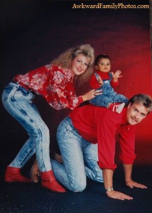 » The 80′s Awkward Family Photos Christmas, Funny Family Portraits, Awkward Family Pictures, Awkward Family Portraits, Awkward Family Christmas, Funny Photoshoot Ideas, Jcpenney Portraits, Sisters Photo, 80s Pictures