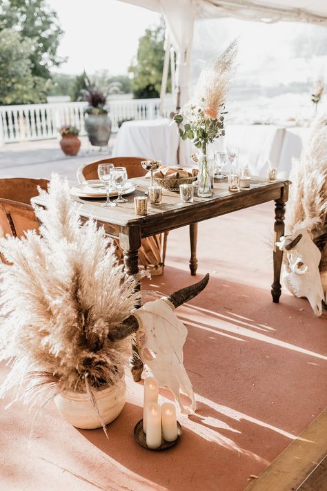 Cowboy Wedding Table Decor, Boho Cowgirl Style Western Chic Decor, Western Sweetheart Table Wedding, Cow Skull Wedding Decor, Sweetheart Table Wedding Boho, Western Sweetheart Table, Boho Sweetheart Table Wedding, Wedding Skulls, Southwestern Wedding Decor