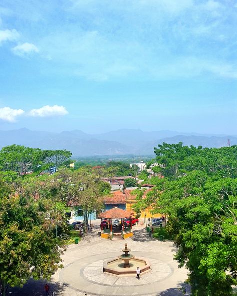 Comayagua es conocida por ser una ciudad colonial y su historia que data a ser una vez la capital de Honduras. Diferentes compañías de buses llevan a esta ciudad por entre Lps. 60-Lps. 300. Una de estas es  “Ejecutivo V Estrellas” que se encuentra en City Mall, Tegucigalpa y el boleto cuesta Lps. 120. Career Women, Tegucigalpa, Historical Place, Honduras, Dolores Park, Favorite Places, Travel, Art