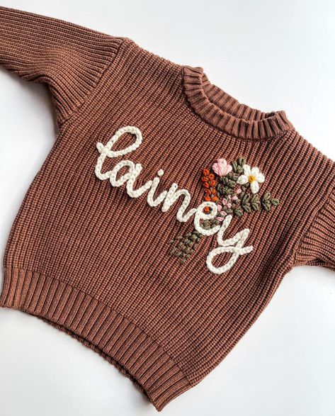 Chunky Yarn Embroidery, Embroidered Sweater Outfit, Embroidery Sweater Diy, Embroidery Sweaters, Embroidered Sweaters, Sweater Embroidery, Clothes Embroidery Diy, Sweater Ideas, Embroidery Sweater