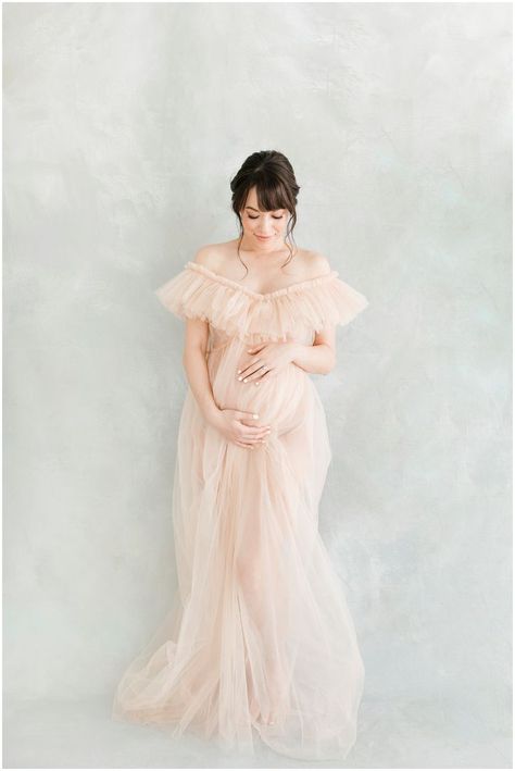 maternity photography in studio posing Natural Maternity Photography, Maternity Photography Los Angeles, Maternity Photography Studio, Maternity Photoshoot Outfits, Maternity Studio, Maternity Photography Couples, Natural Light Studio, Maternity Photography Poses, Maternity Poses