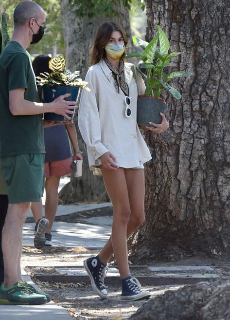 Kia Gerber Style, Kia Gerber, Kaia Gerber Street Style, White Tees Outfit, Converse 70, Dress With Converse, Kaia Gerber Style, Tennis Skirt Outfit, Model Looks