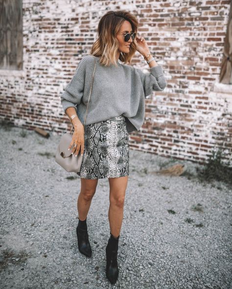 Karina Style Diaries wearing snakeskin mini skirt grey boat neck boxy oversized sweater black ankle stiletto booties Polene numero un mini bag Snakeskin Skirt, Work Outfits Frauen, Chic Loungewear, Casual Work Outfits Women, Rock Outfit, Casual Work Outfits, Skirt Outfit, Mode Inspo, Work Outfits Women