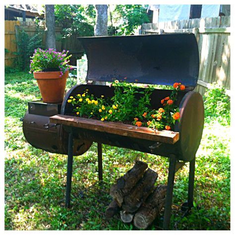 Bbq Planter Ideas, Planter Upcycle, Log Planters, Yard Accessories, Gardening Containers, Barrel Bbq, Water Wise Landscaping, Vintage Room Decor, Charcoal Bbq