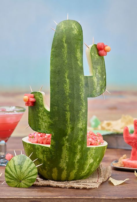 9 Incredible Watermelon Creations Jungle Fruit, Margarita Party, Fest Mad, Entertaining Food, Fiesta Birthday Party, Watermelon Carving, Cactus Party, Taco Party, Desain Lanskap