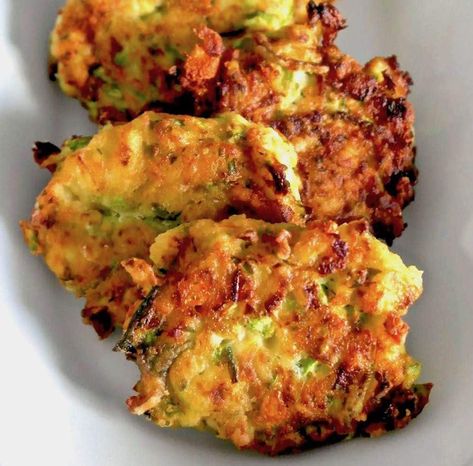 Greek Zucchini Fritters with Feta and Herbs - Kolokithokeftedes - Olive Tomato Greek Zucchini, Olive Tomato, Zucchini Patties, Greek Appetizers, Popular Appetizers, Flavorful Vegetables, Zucchini Fritters, Zucchini Fries, Greek Dishes