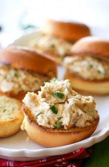 Jalapeno Popper Chicken Sliders The Girl Who Ate Everything, Popper Chicken, Jalapeno Popper Chicken, Chicken Sliders, Jalapeno Popper, Think Food, Football Food, Chapati, Jalapeno Poppers