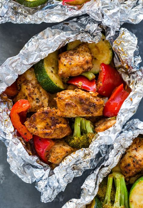 12. Cajun Chicken and Vegetables Foil Pack Recipe #greatist https://greatist.com/eat/chicken-dinners-in-foil-packets Cajun Chicken And Veggies, Low Carb Cajun, Chicken Foil Packets, Foil Pack Dinners, Foil Packet Dinners, Foil Dinners, Foil Pack Meals, Pasta Vegetariana, Foil Packet Meals