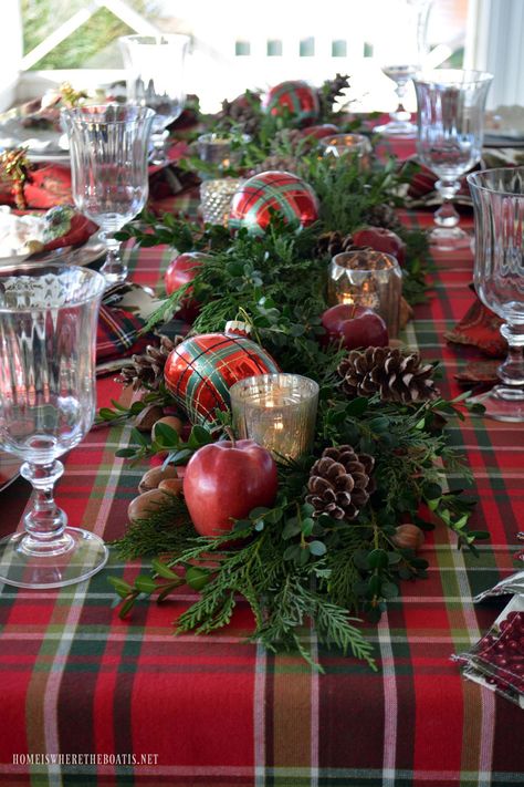 christmas-table-decorations-06-1-kindesign Natal Country, Easter Table Centerpieces, Christmas Tables, Lenox Holiday, Holiday Plates, Tartan Christmas, Christmas Tablescape, Holiday Tablescapes, Christmas Centerpiece