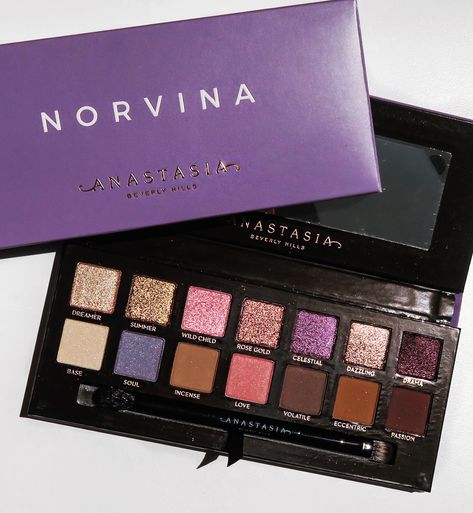 Norvina is the Instagram handle of ABH’s creative director, and daughter of Anastasia, Claudia. Cool toned eyeshadow palette with 7 shimmer and 7 matte shades. Photo @thebeautidentity on instagram Abh Norvina Palette Looks, Abh Norvina Palette, Cool Toned Eyeshadow, Cool Toned Eyeshadow Palette, Anastasia Palette, Anastasia Beverly Hills Norvina, Norvina Palette, Makeup Wishlist, Makeup Pro