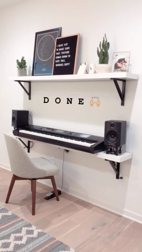 Piano Studio Room, Piano Room Decor, Piano Living Rooms, Home Music Rooms, Piano Decor, Home Studio Setup, Music Studio Room, Deco Studio, Piano Room