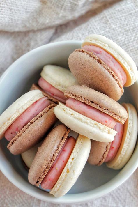 I just made these Neapolitan macarons for my sister's birthday and she absolutely loved them! The French macaron shells are chocolate and vanilla (and they're made with just one batch of macaron batter), then the filling is a strawberry ganache. This is fun a fun French macaron recipe idea! I love how strong the flavors are! I think these would be the perfect macarons for a birthday or even a baby shower. Neapolitan Macarons, Fun Macarons, Vanilla Macaron Recipes, Baby Shower Macarons, Perfect Macarons, Strawberry Ganache, French Macaron Recipe, French Macarons Recipe, Macaron Filling