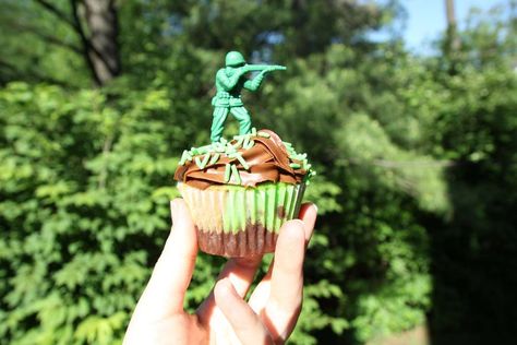 Birthday Cupcakes Ideas For Men, Toys Story Birthday, Army Cupcakes, Birthday Cupcakes Ideas, Camo Birthday Party, 4th Of July Party Ideas, Army Cake, Army Birthday Parties, Camo Birthday